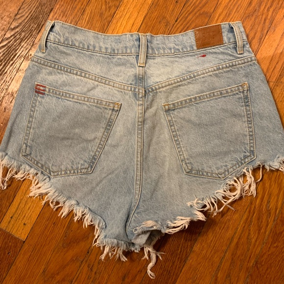 URBAN OUTFITTERS ripped denim shorts - Picture 2 of 3